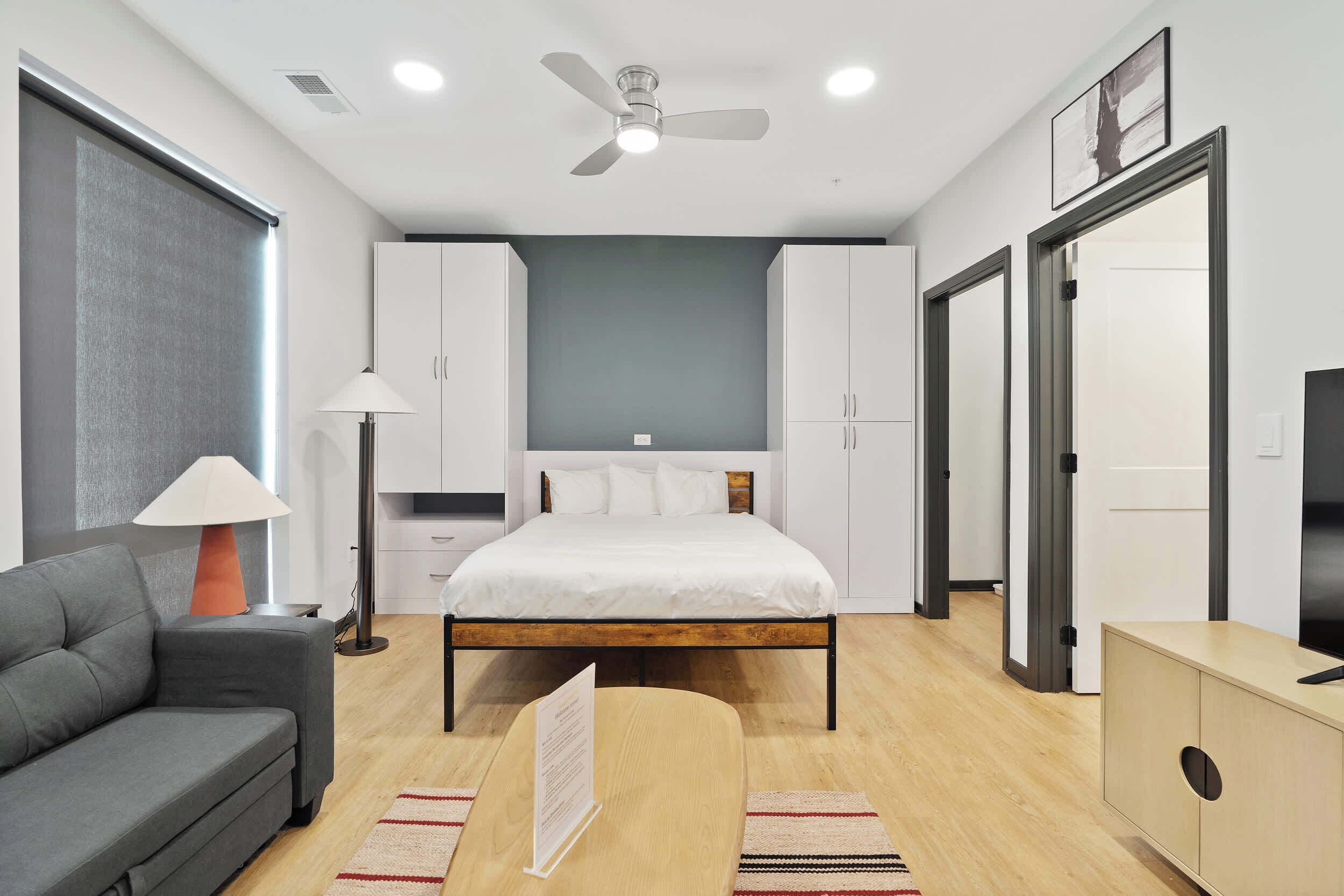 Escritorio, tabla de planchar con plancha, wifi y ropa de cama 