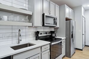 Geladeira, micro-ondas, fogão, cooktop