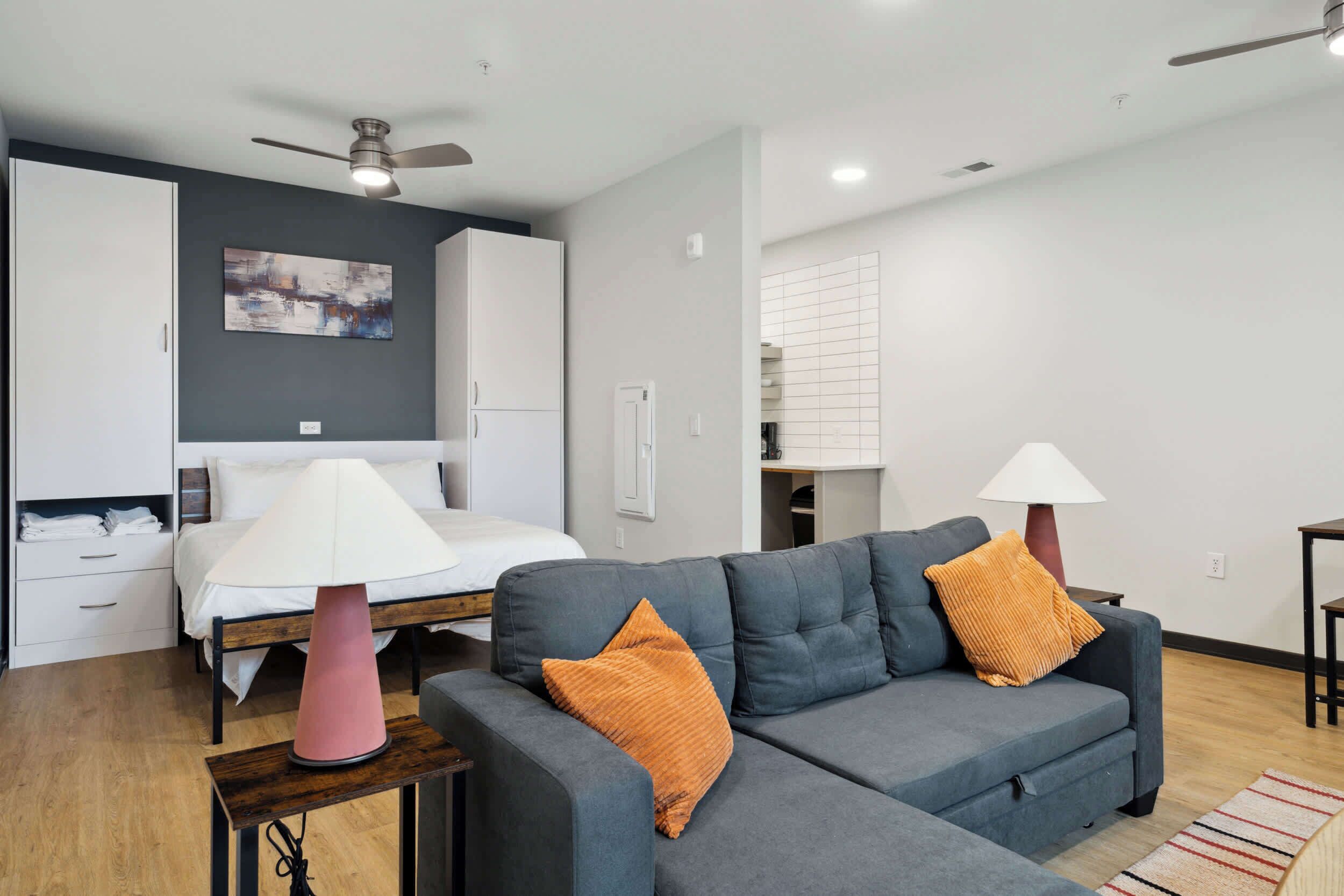 Een bureau, een strijkplank/strijkijzer, wifi, beddengoed