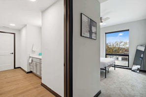 2 habitaciones, escritorio, tabla de planchar con plancha y wifi