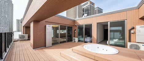 Luxury Suite, Non Smoking, Balcony | 2 bedrooms, soundproofing, free WiFi, bed sheets