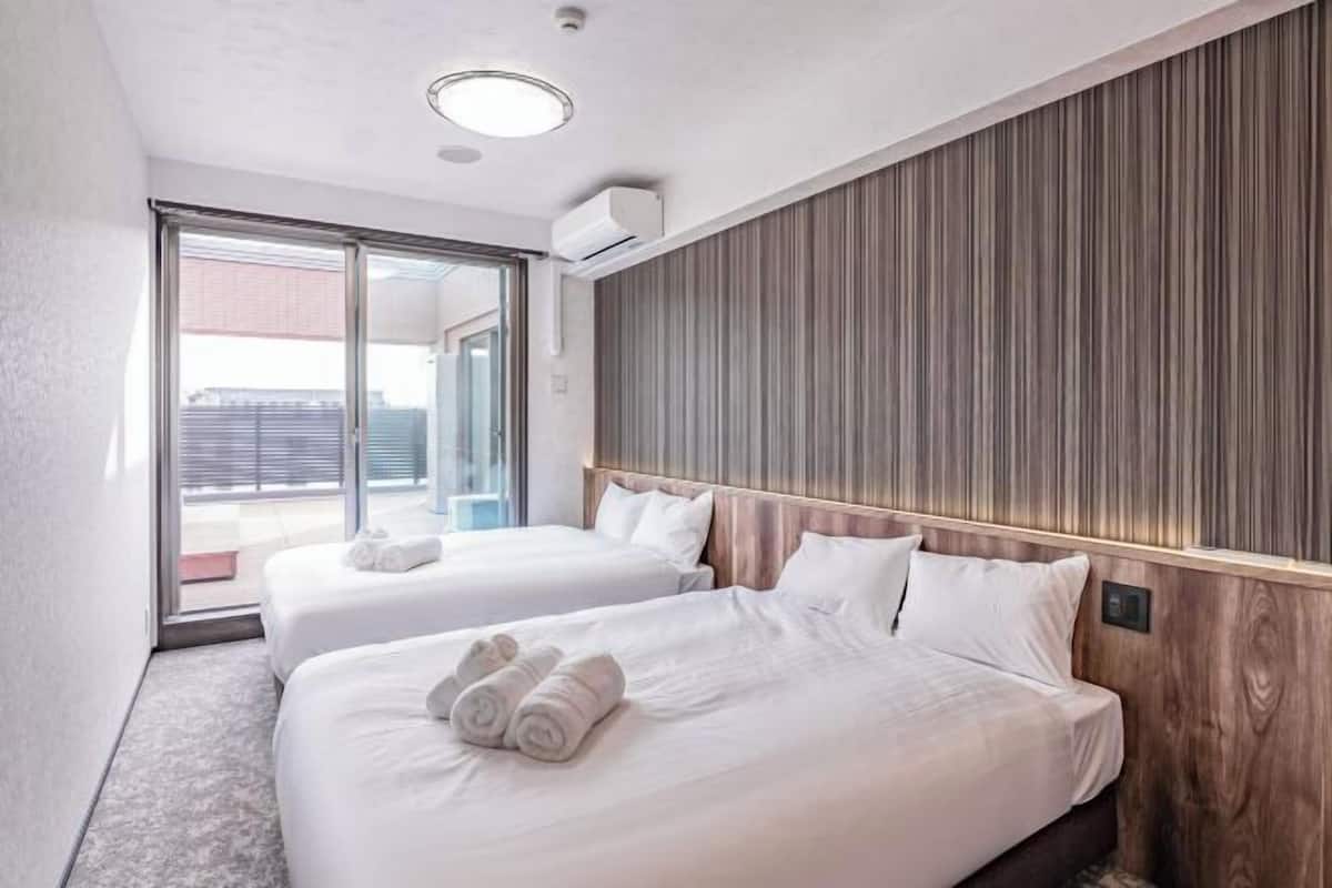 2 bedrooms, soundproofing, free WiFi, bed sheets