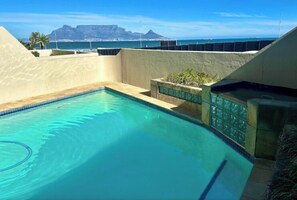 A swimming pool with a view of the ocean and mountains. - Blouberg Beauty Sea & Table mountain views (Milnerton)