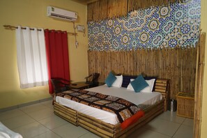 Executive tweepersoonskamer, balkon, uitzicht op tuin | Luxe beddengoed, bedden met traagschuimmatrassen, een bureau