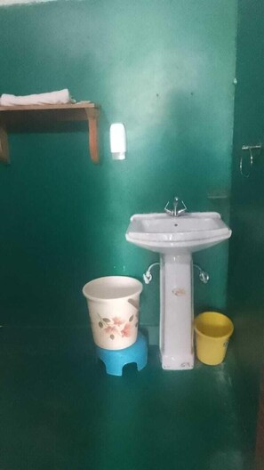 Shower, rainfall showerhead, towels, soap - Mera Gaon Mera Desh Resort (Sonepat)