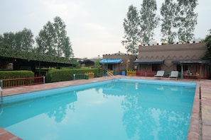 Una piscina al aire libre de temporada