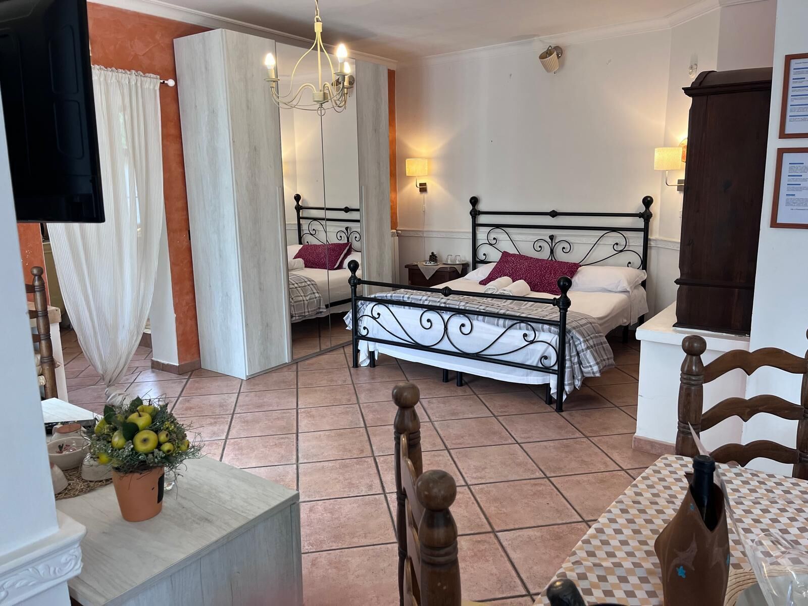 5 Schlafzimmer, Zimmersafe, Schreibtisch, Bügeleisen/Bügelbrett