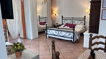 5 Schlafzimmer, Zimmersafe, Schreibtisch, Bügeleisen/Bügelbrett