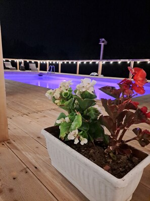 Outdoor pool - descrizione (Fontana Nuova)