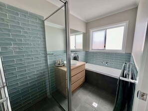 Dusche, Handtücher, Shampoo