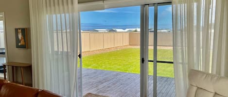 Una televisión, una chimenea