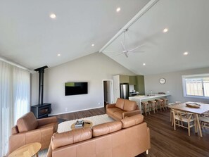 TV, fireplace - Foxhill Shores -WIFI, NO PETS (Robe)