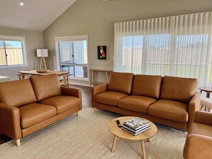 TV, fireplace - Foxhill Shores -WIFI, NO PETS (Robe)