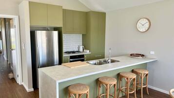 Fridge, microwave, stovetop, dishwasher