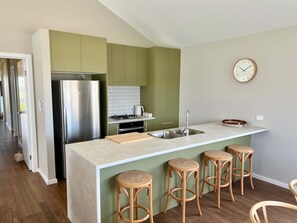 Fridge, microwave, stovetop, dishwasher - Foxhill Shores -WIFI, NO PETS (Robe)