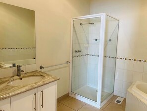 Een douche, handdoeken, shampoo