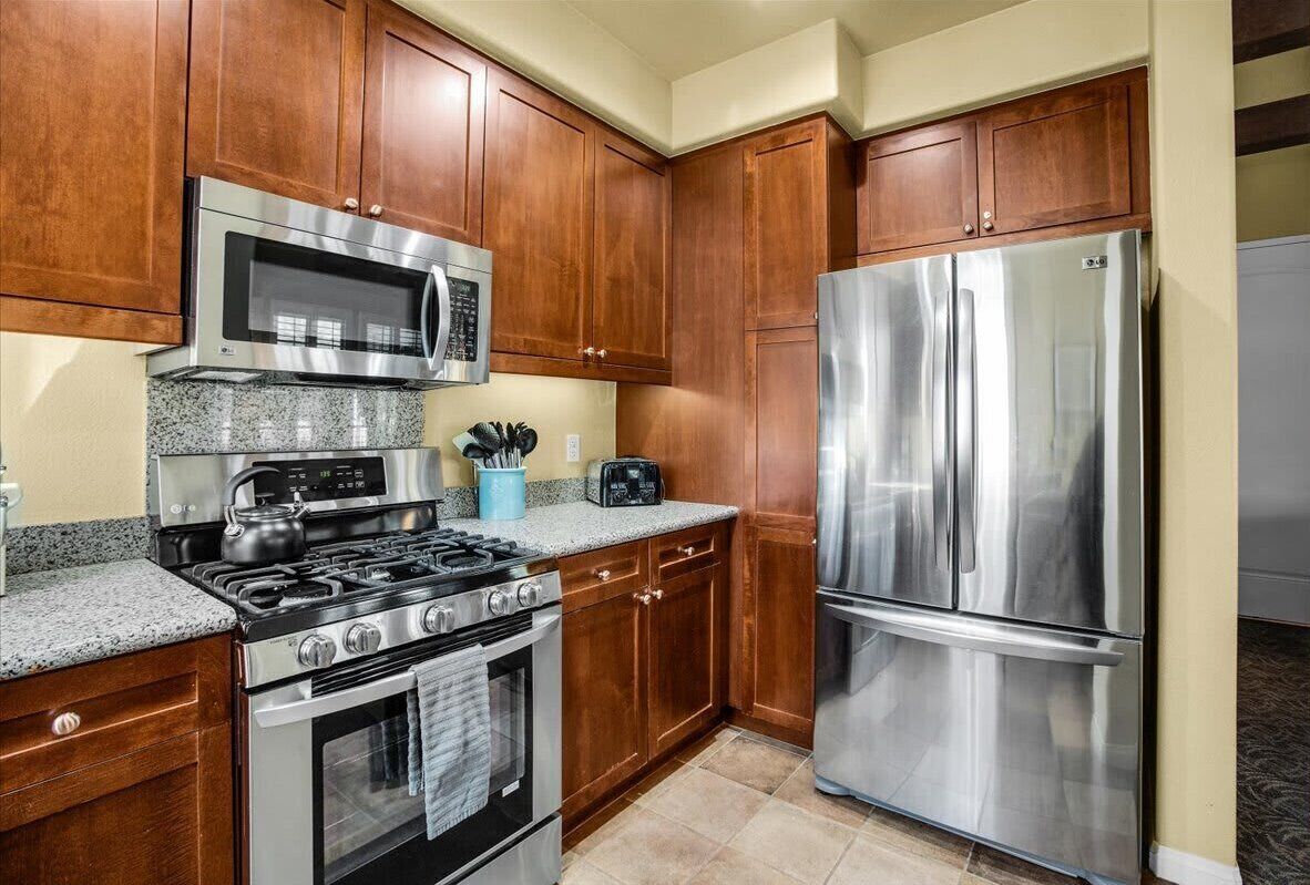 Coffee/tea maker, fridge, microwave, oven