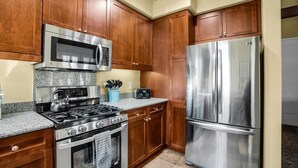 Wasserkocher mit Kaffee-/Teezubehör, Kühlschrank, Mikrowelle, Ofen