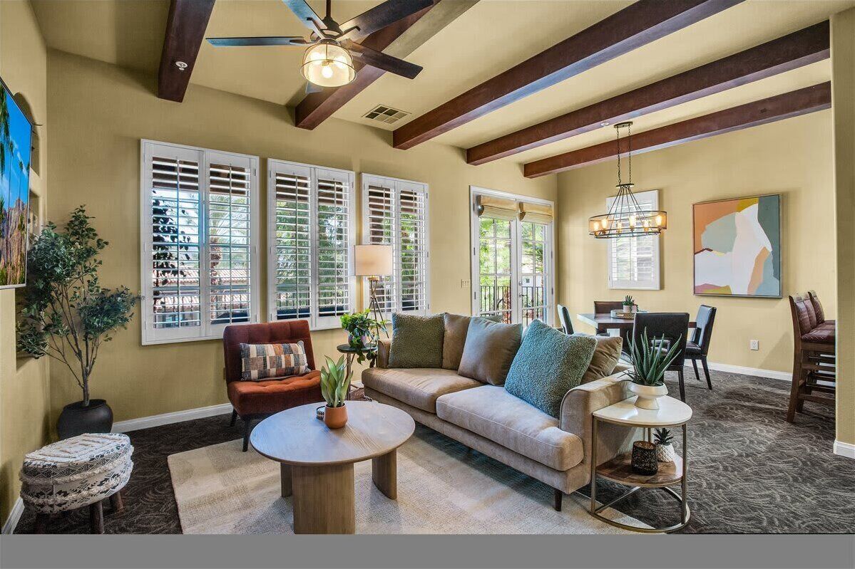 Televisie, een open haard en een kantoor