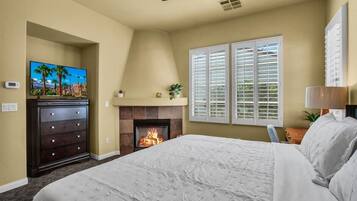 Escritorio, tabla de planchar con plancha, wifi y ropa de cama