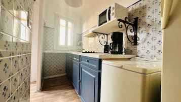 Réfrigérateur, four à micro-ondes, surface de cuisson, cafetière-théière