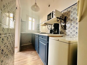 Réfrigérateur, micro-ondes, plaque de cuisson, cafetière/bouilloire