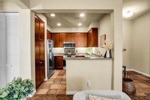 Coffee/tea maker, fridge, microwave, oven