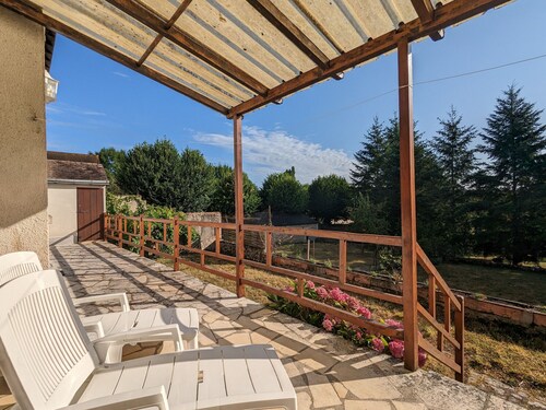 Grande maison de campagne avec jardin et cheminée près d'une plage