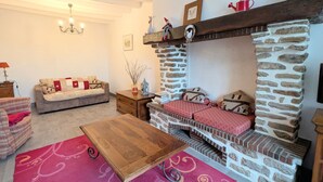 Unclassified image, 2 of 18, button - Restored farmhouse near Loire Castles with Wi-Fi and secure parking (Sembleçay)