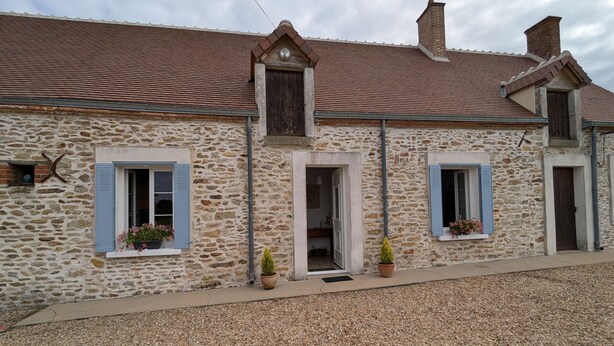 A stone building with three windows, each with blue shutters, and a gravel driveway. - Restored farmhouse near Loire Castles with Wi-Fi and secure parking (Sembleçay)
