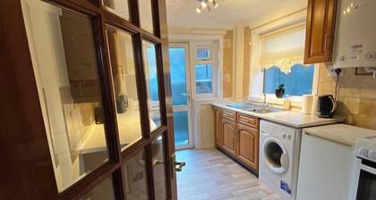 Dunfermline, 2 bedroom home with on-street parking
