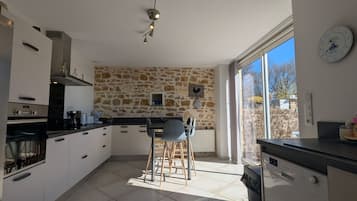 Refrigerador, microondas, horno y lavavajillas