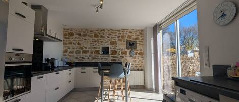 Refrigerador, microondas, horno y lavavajillas