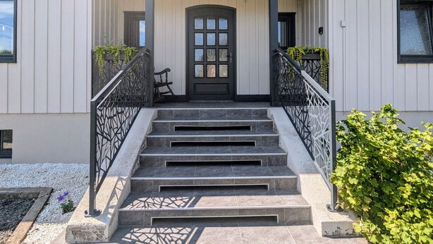 A building with a white exterior, a black front door, and a staircase with black railings leading to a porch. - Spacious lodge, modern comfort, peaceful garden (Saulcy-sur-Meurthe)