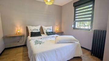 4 bedrooms, travel crib, free WiFi, bed sheets