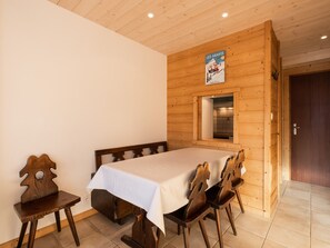 Dining - 3* Apartment near slopes and shops, Wi-Fi (La Clusaz)