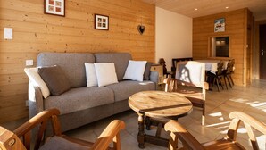 Living area - 3* Apartment near slopes and shops, Wi-Fi (La Clusaz)