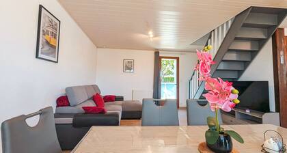 Family cottage with shared pool, terrace, and WiFi