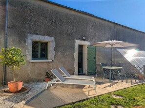 Outdoor dining - Family cottage with shared pool, terrace, and WiFi (Ségry)