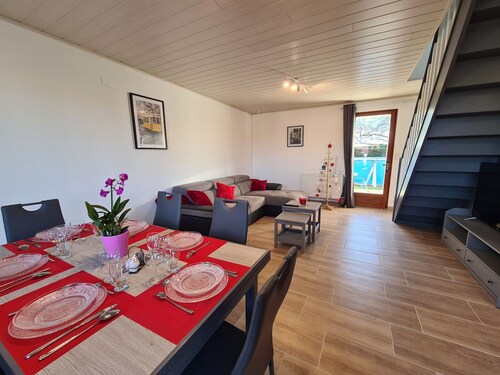 Familienhaus mit Gemeinschaftspool, Terrasse und WiFi