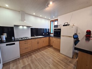 Fridge, microwave, dishwasher - Family cottage with shared pool, terrace, and WiFi (Ségry)