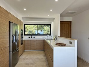 冷蔵庫、電子レンジ、オーブン、コンロ