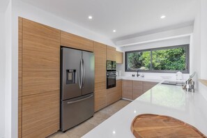 Fridge, microwave, oven, stovetop - VILLA MAGUY- 6 bedrooms, swimming pool, quiet and unspoilt location (Pietrosella)