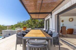 Outdoor dining - VILLA MAGUY- 6 bedrooms, swimming pool, quiet and unspoilt location (Pietrosella)