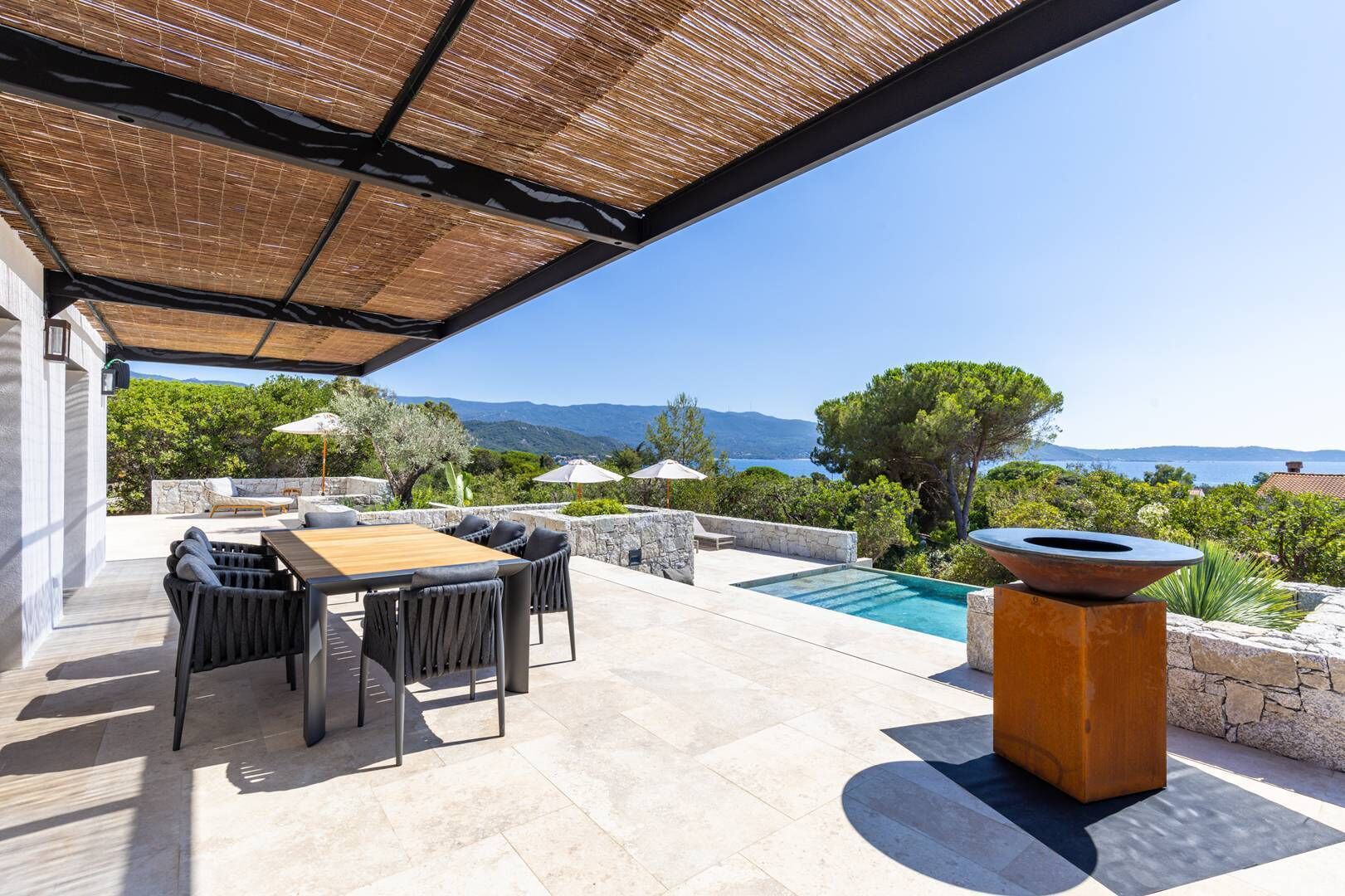 تناول الطعام بالخارج