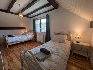 4 bedrooms, free WiFi, bed sheets - Spacious house near Vosges, perfect for cycling and hiking, pets allowed, bikes available (Champagney)