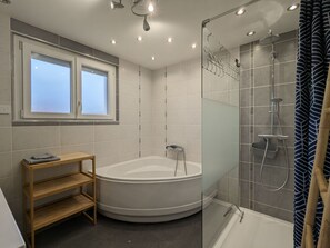 Bathroom - Spacious chalet with sauna, spa, and foosball, near ski resorts (Ramonchamp)
