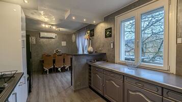 Réfrigérateur, micro-ondes, lave-vaisselle