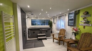 Une salle de bain moderne équipée d’une douche, d’une baignoire et d’une fenêtre donnant sur un paysage magnifique.