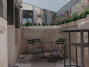 Outdoor dining - Medieval house in Berry with private courtyard and all-inclusive (Saint-Benoît-du-Sault)